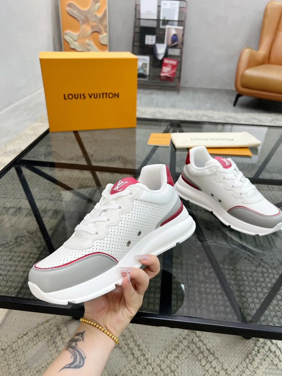 Factory price: 460💰Lv🔍Top purchasing agent🇮🇹 Road The most popular sports shoes for street men are available at the same counter. The uppers are imported cowhide fabrics from Italy, high-quality spliced colorful and complex handicrafts, imported comfortable mesh linings, soles: original soles specially provided by the original factory, T men's men's shoes 💰U foam exclusive movable molded soles are super comfortable, original factory and single goods, 🔍🔍high quality, you can enter and exit the counter at will, welcome to compare, code number 38-44, (45 customized)